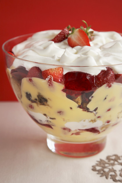 Trifle with panettone, strawberries, custard and cream