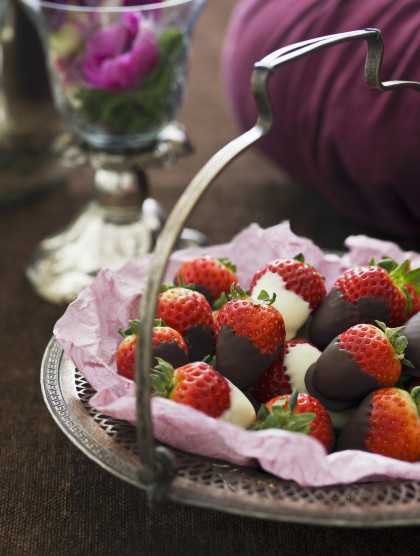 Chocolate strawberries with white and dark chocolate