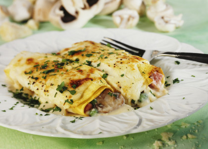 Pancakes filled with mushrooms, ham and cheese (gluten-free)