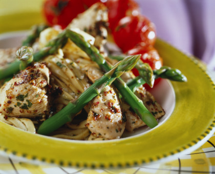 Marinated chicken breast fillets with asparagus and linguine