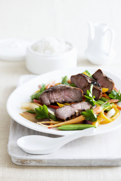 Lamb steak with hoisin sauce and vegetables (China)