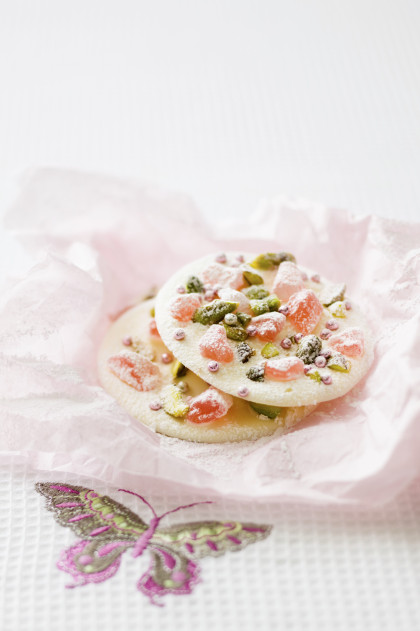 White chocolate discs with pistachios and turkish delight