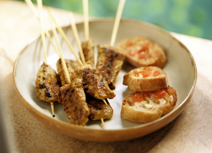 Gluten-free Spicy meat skewers with garlic bread (Andalucia)