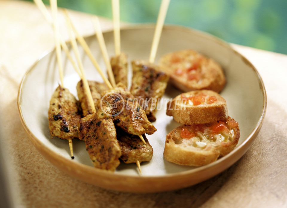Gluten-free Spicy meat skewers with garlic bread (Andalucia) | preview