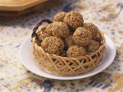 Tal Na Ladoo (sweet sesame balls, India)