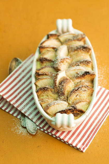 Gluten-free Scheiterhaufen (bread bake with apples, cinnamon and raisins)