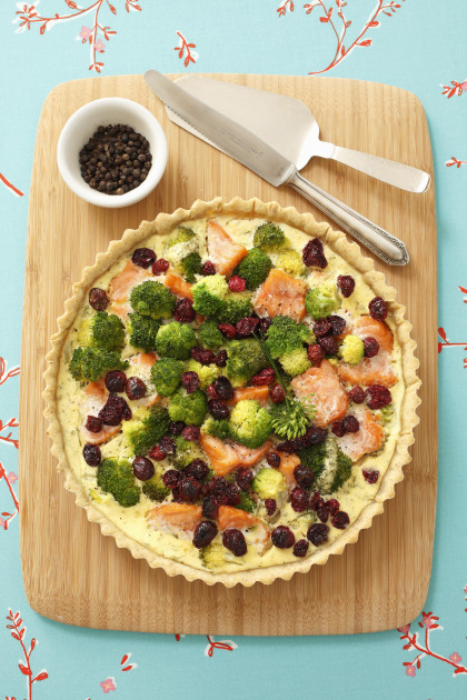Wholemeal quiche with salmon, broccoli and cranberries
