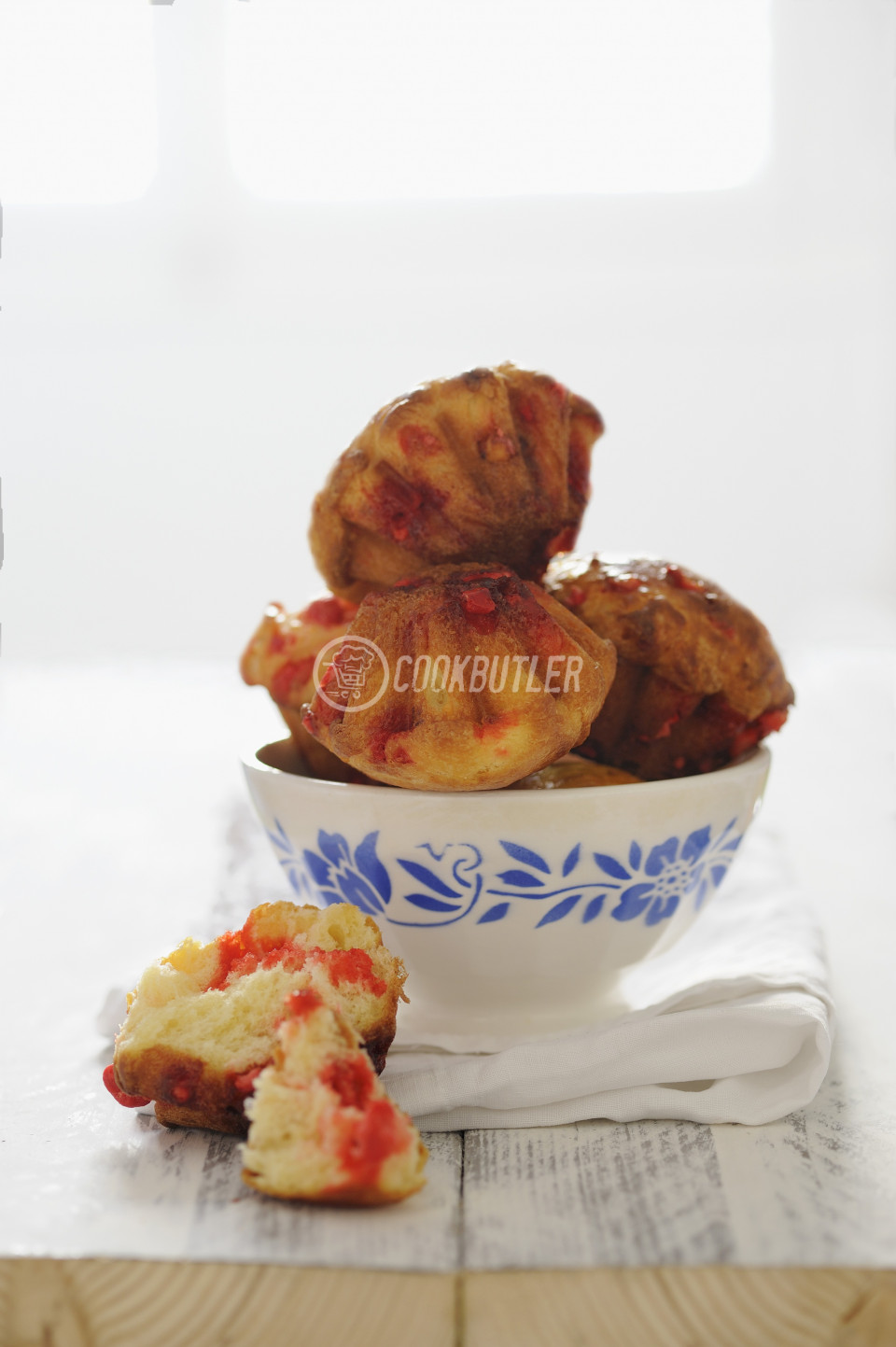 Brioches with pink pralines (France) | preview