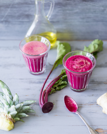 Sugar free Vitamin-rich smoothies with pineapple, beetroot and carrot juice