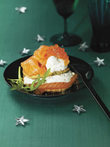 Lentil biscuits with smoked salmon and yogurt
