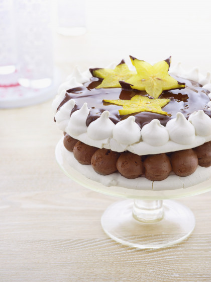 Gluten-free Pavlova with chocolate and star fruit for Christmas