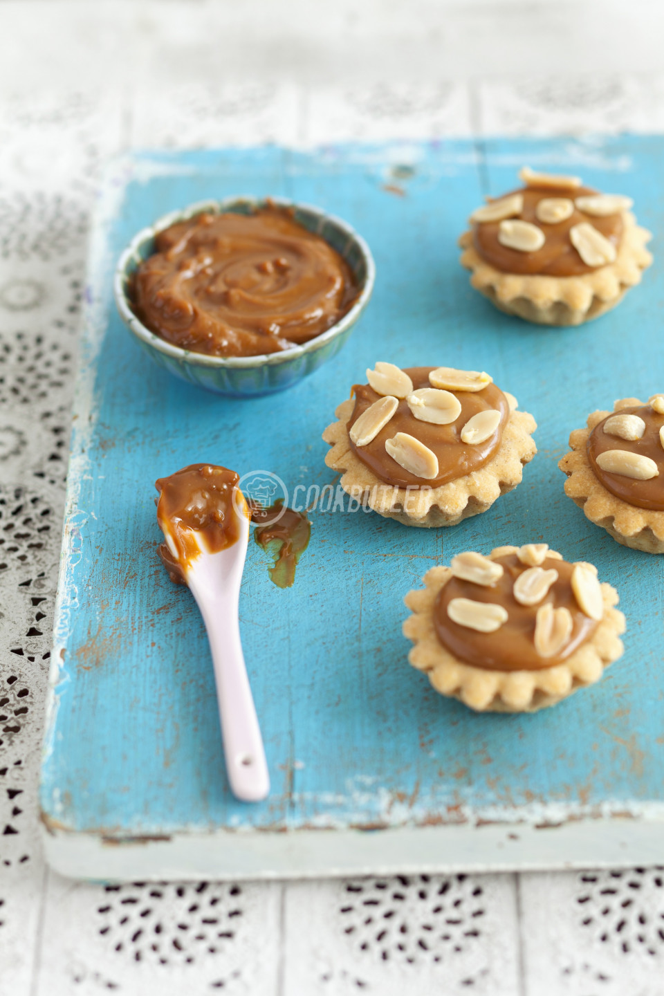 Mini cupcakes with caramel cream and almonds | preview