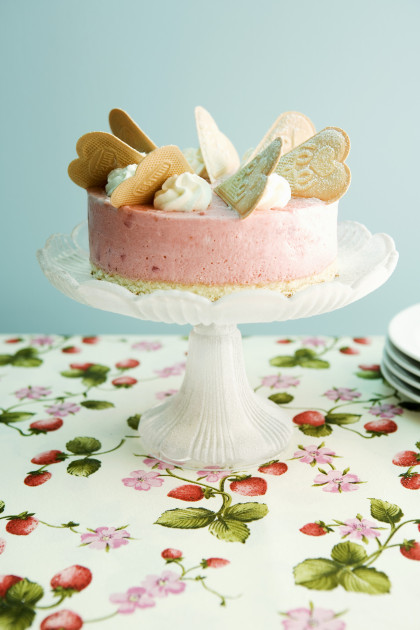 Strawberry ice cream cake with wafers and cream