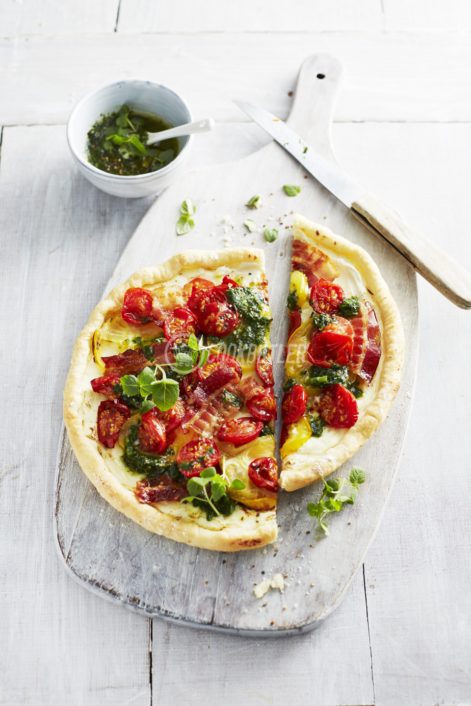 Pizza with pesto, tomatoes, bacon and herbs | preview
