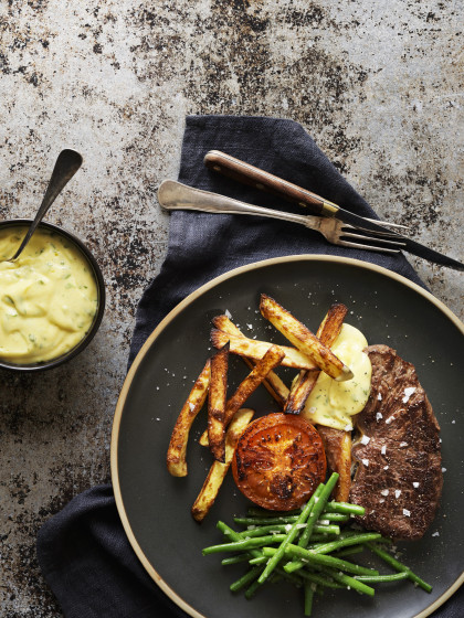 Steak with Bearnaise sauce, beans and grilled tomatoes