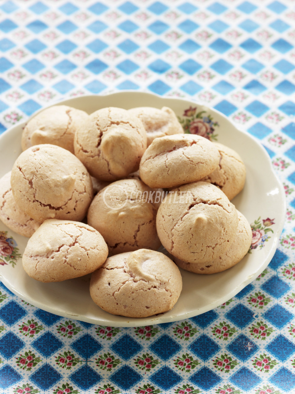 Simple almond macaroons | preview