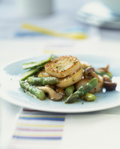 Fried Scallops with Asparagus and Mushrooms