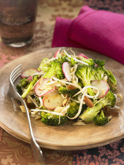 Pan-fried broccoli with radishes, beansprouts and dried fruit