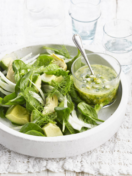 Avocado, artichoke and spinach salad with green sauce