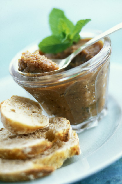 Chestnut jam with slices of bread