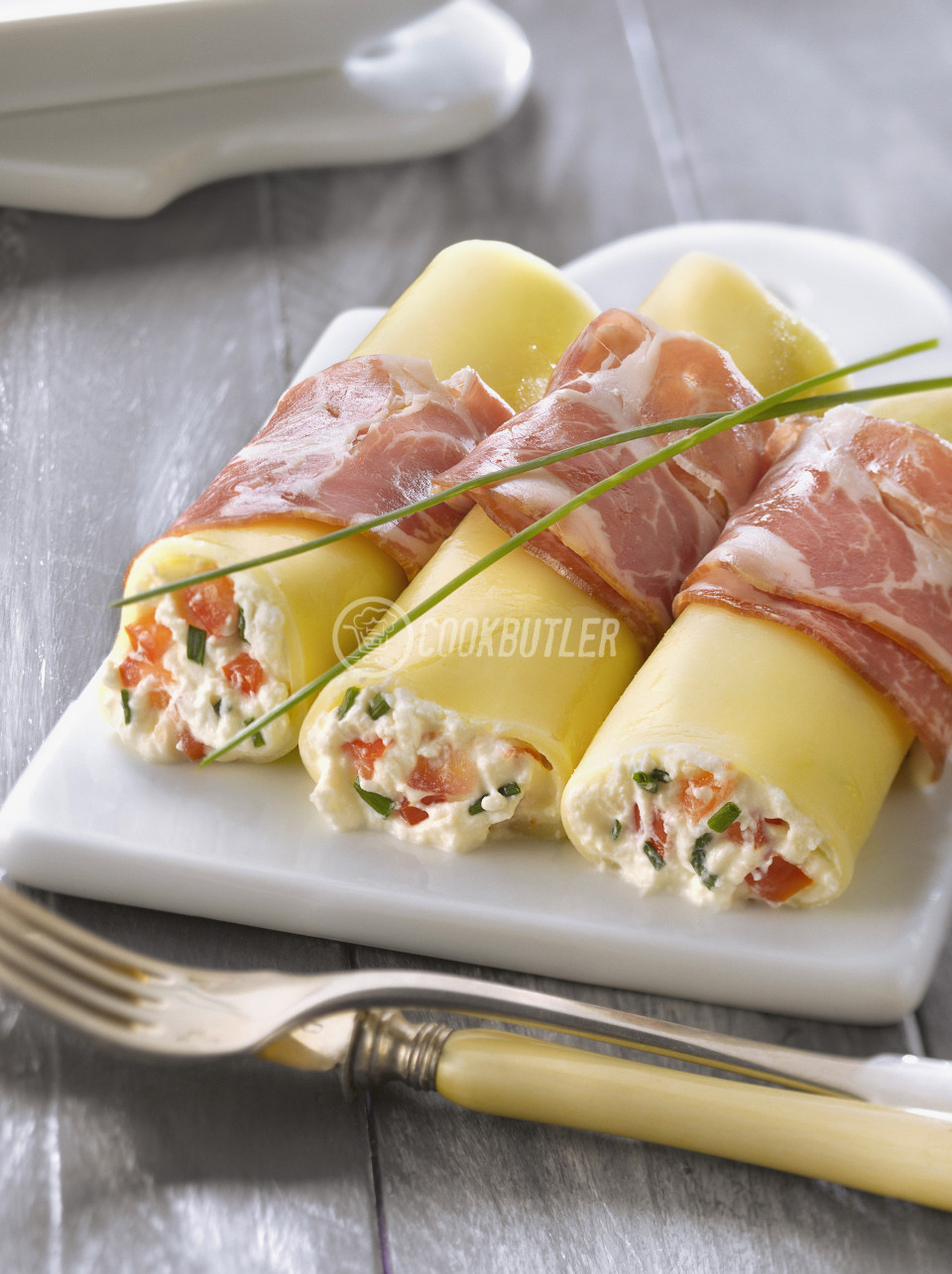 Stuffed cannelloni wrapped in ham | preview