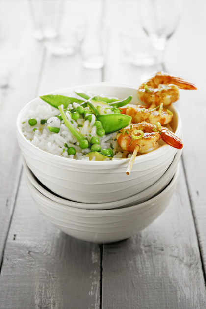 Curry-flavoured shrimp brochettes, Thai rice with green vegetables and lime