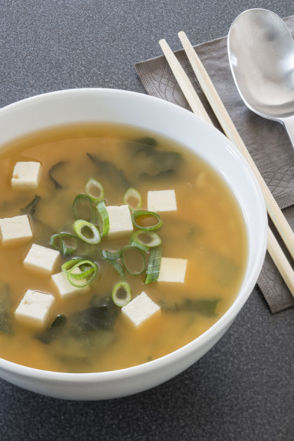 Tofu soup with seaweed and spring onion