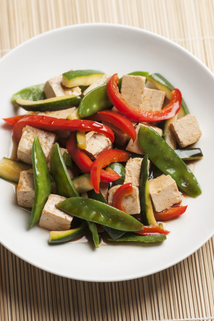 Tofu with mangetout, courgette and red peppers