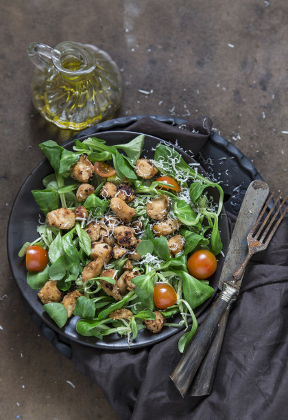 Gluten-free Lamb's Leaf Lettuce with Chicken and Cherry Tomatoes