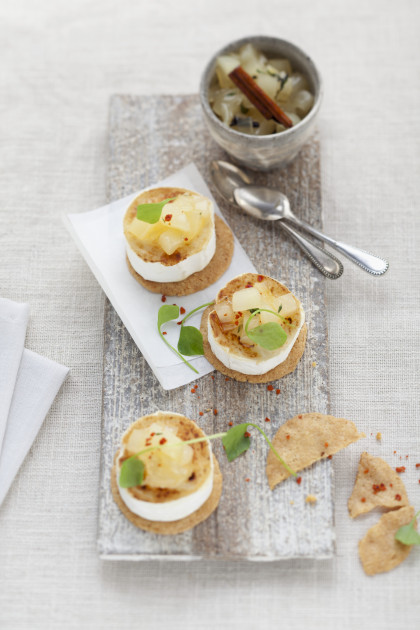 Crackers with goat's cheese and pear chutney