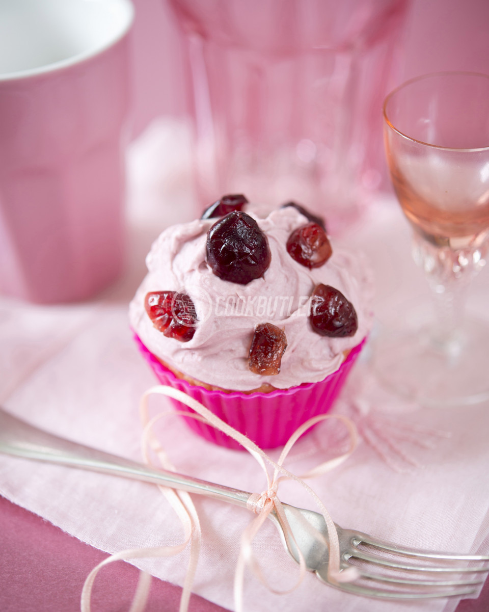 Cupcake with dried cherries and cranberries | preview
