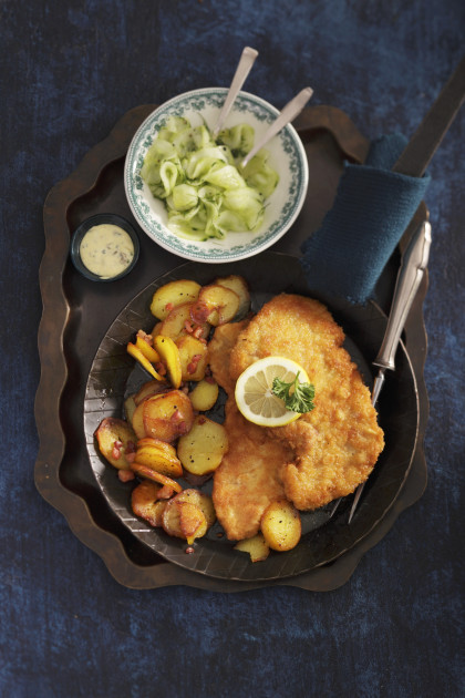 Viennese escalope with fried potatoes
