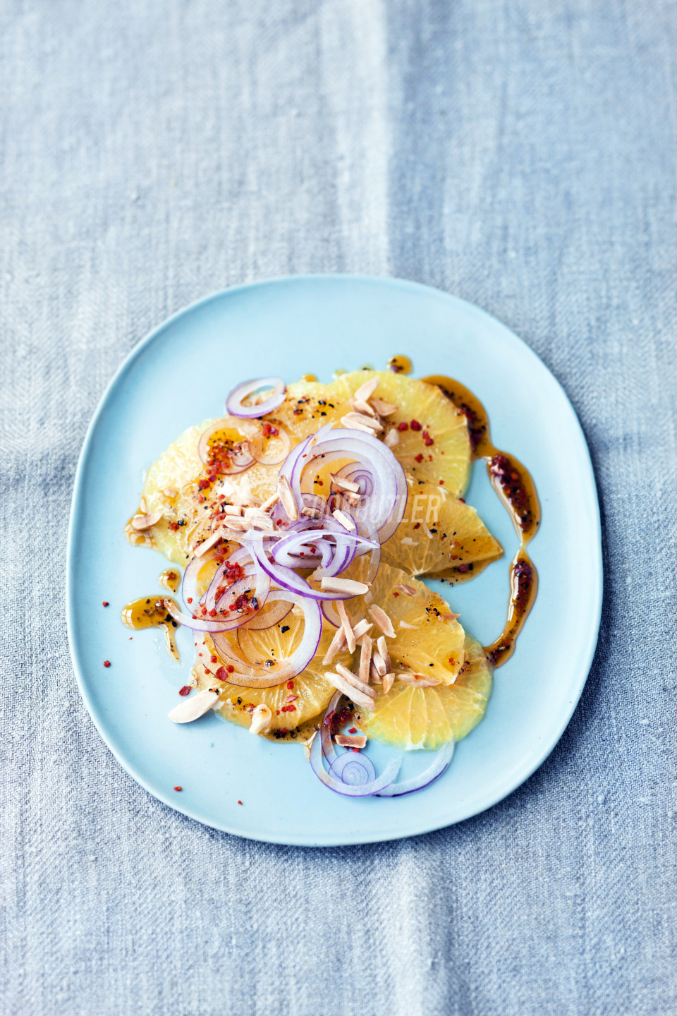 Spanish orange salad with red onions and almonds | preview