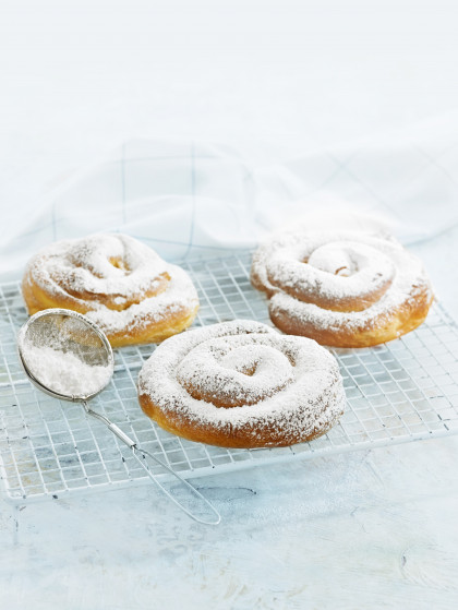 Ensaimadas dusted with icing sugar (spiral pastries, Spain)