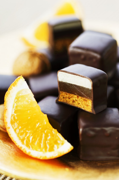 Dominosteine ('Dominoes', chocolate-coated layered sweets), orange wedge
