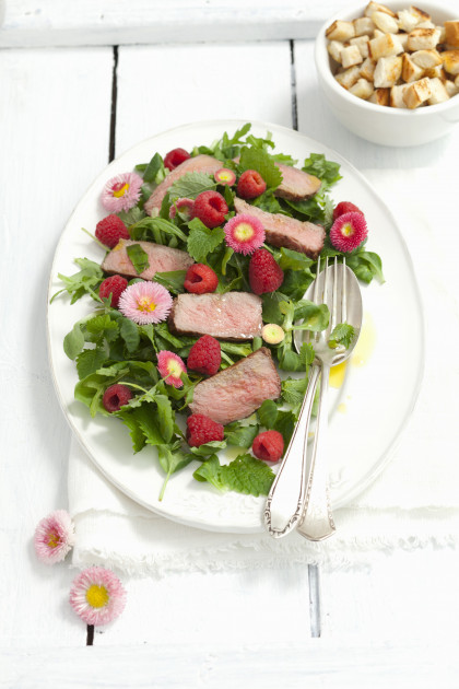 Rocket salad with lemon balm, roast beef, raspberries and daisies