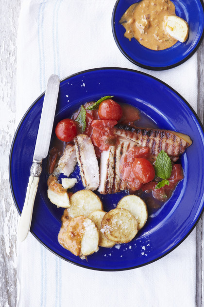 Pork cutlets with tomato and plum sauce, with patatas bravas