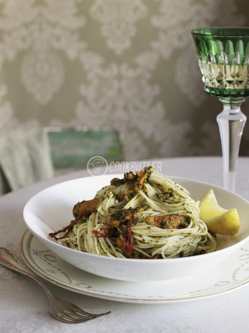 Spaghetti con la bottarga (Spaghetti with fish roe, Italy) | preview