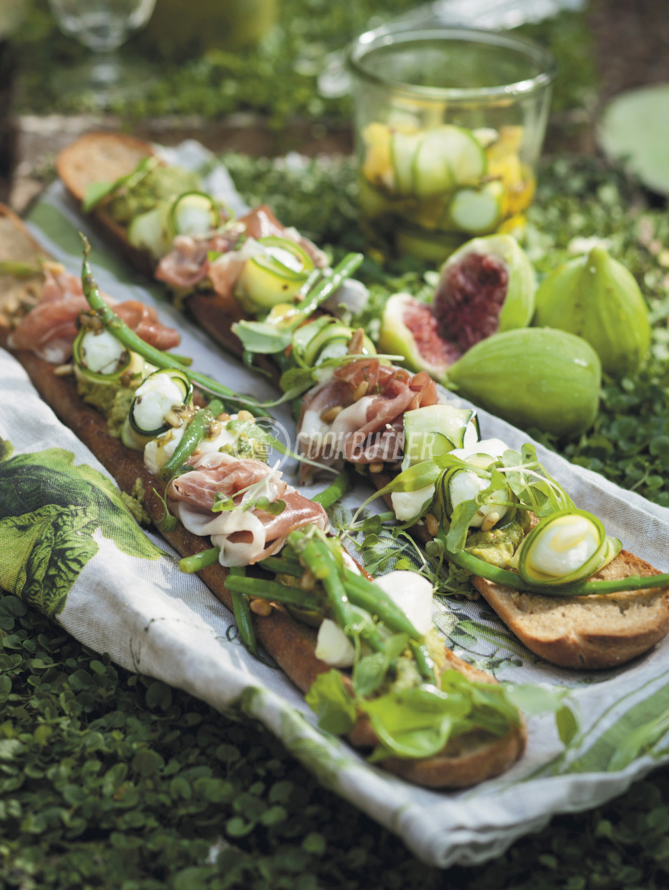 Bruschetta with Parma ham, cream cheese and marinated vegetables | preview