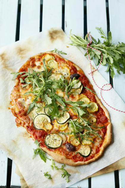 Vegetarian pizza with rocket and courgettes (gluten-free)