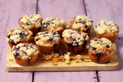 Gluten-free, sugar free Yogurt cupcakes with blueberries and crumble