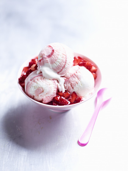 No-churn strawberry and yogurt ice cream