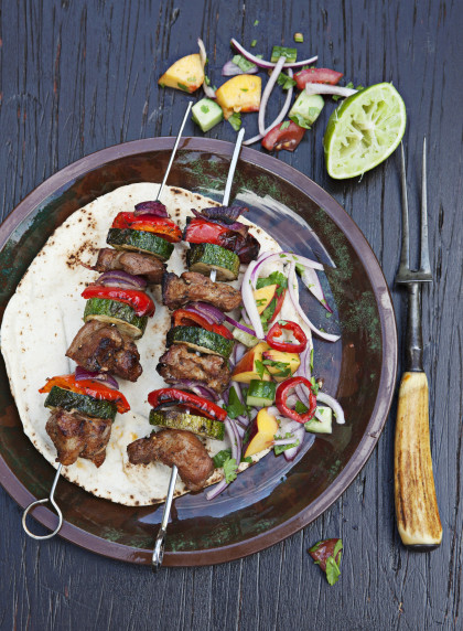 Grilled pork kebabs with courgette and peppers