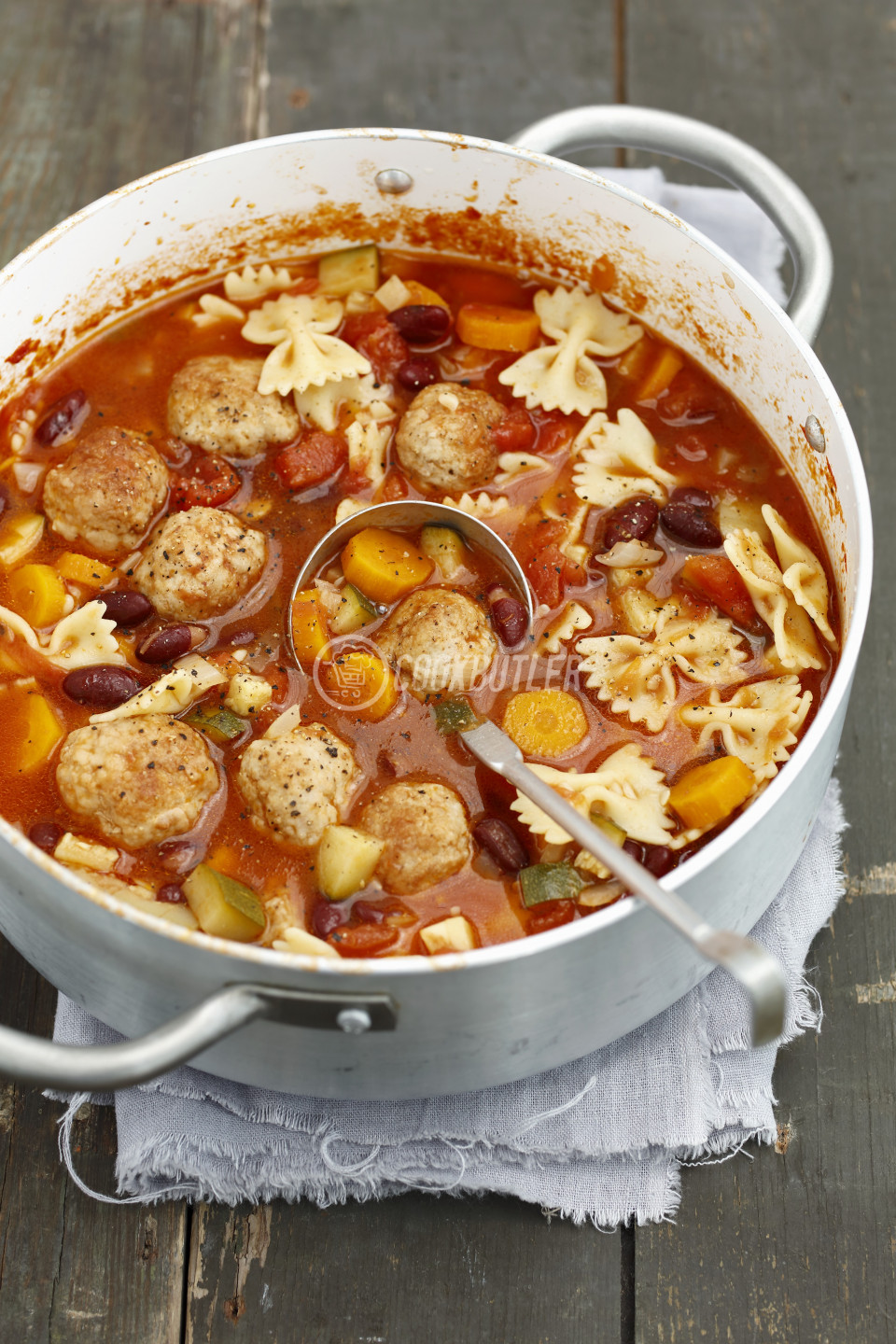 Minestrone with meatballs and farfalle | preview