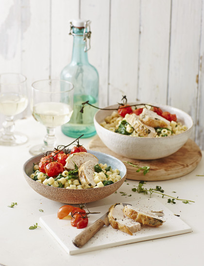 Pasta risotto with leaf spinach, roast tomatoes and chicken fillet (gluten-free)