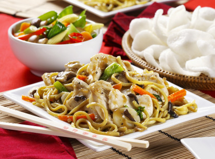 Fried noodles with chicken, vegetable salad and prawn crackers (gluten-free)