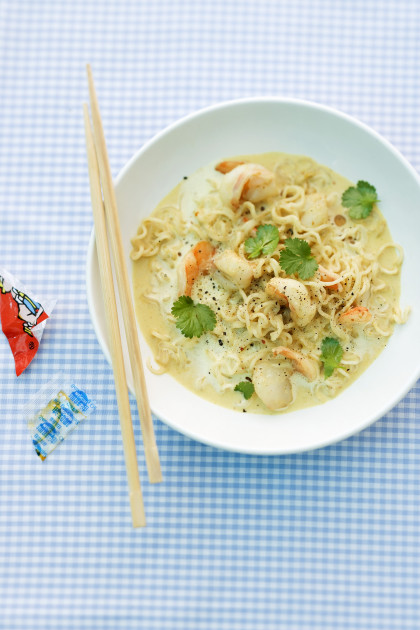 Thai curry soup with prawns and noodles