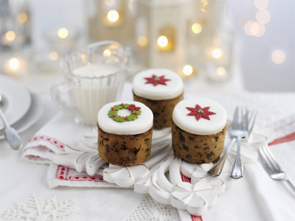 Mini Christmas cakes with icing