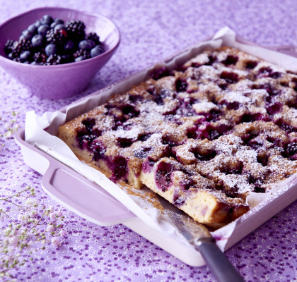 Summer cake with blueberries and icing sugar
