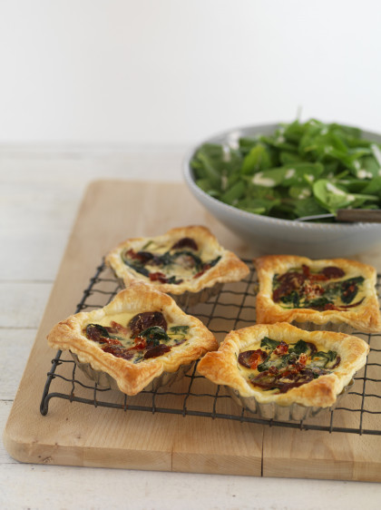Puff pastry tartlets with spinach and chorizo